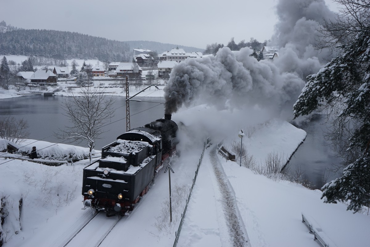 58 311 auf Fahrt von Seebrug nach Titisee im Schwarzwald bei Bahnhof Schluchsee
am 28.12.2014