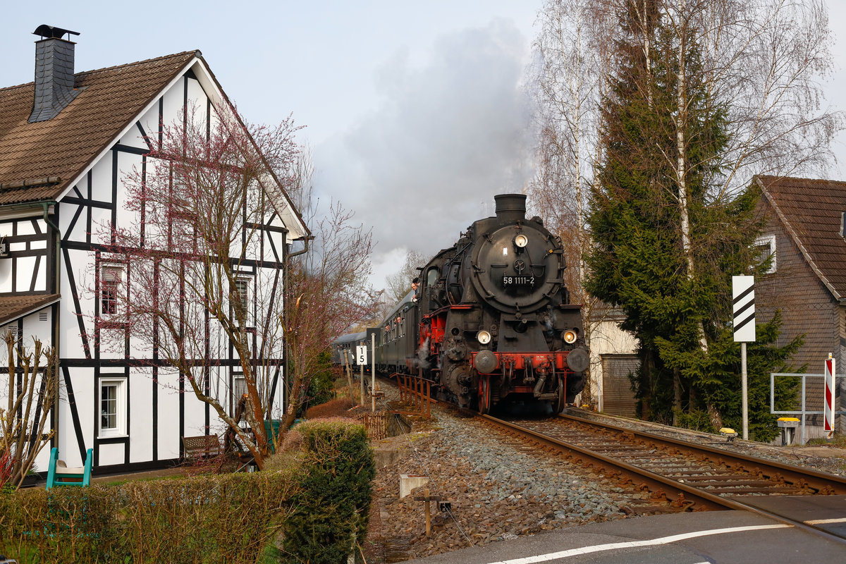 58 311, beschildert als 58 1111-2, mit dem Sonderzug der Ef Treysa aus Siegen nach Erndtebrück bei Kreuztal, 31.03.2019.
