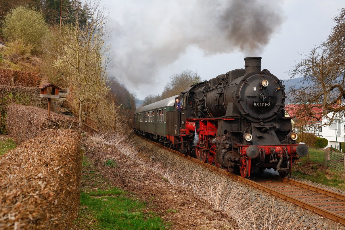 58 311, beschildert als 58 1111-2, mit dem Sonderzug der Ef Treysa aus Siegen nach Erndtebrück bei Dahlbruch, am 31.03.2019.