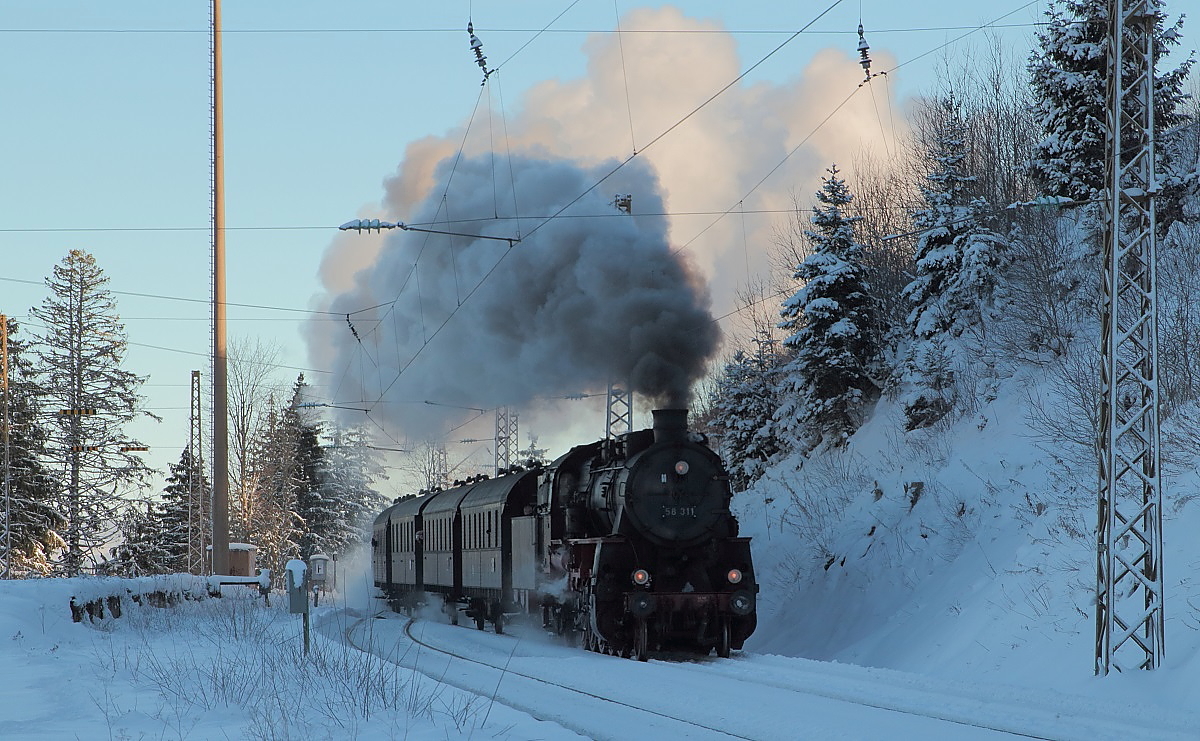 58 311 hat mit ihrem Sonderzug von Titisee nach Seebrugg am 01.01.2015 den Bahnhof Feldberg-Bärental erreicht
