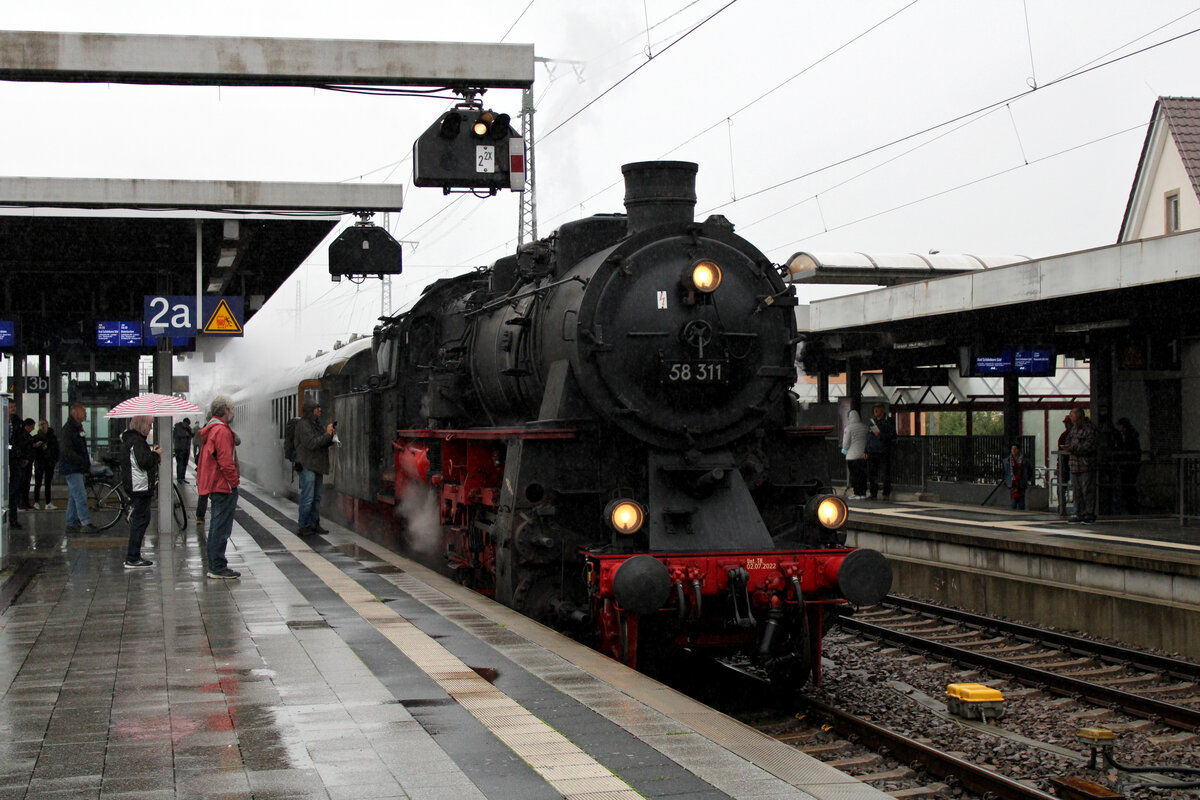58 311 der UEF steht am 02.10.2022 mit einem Dampfsonderzug nach Germersheim in Schifferstadt zur Abfahrt bereit.