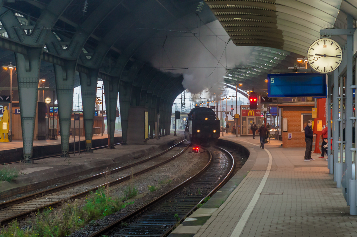 58 311 der Ulmer Eisenbahnfreunde durchfährt beim Umsetzen die Bahnsteighalle des Hagener Bahnhofs.
Aufnahmedatum: 21.09.2014