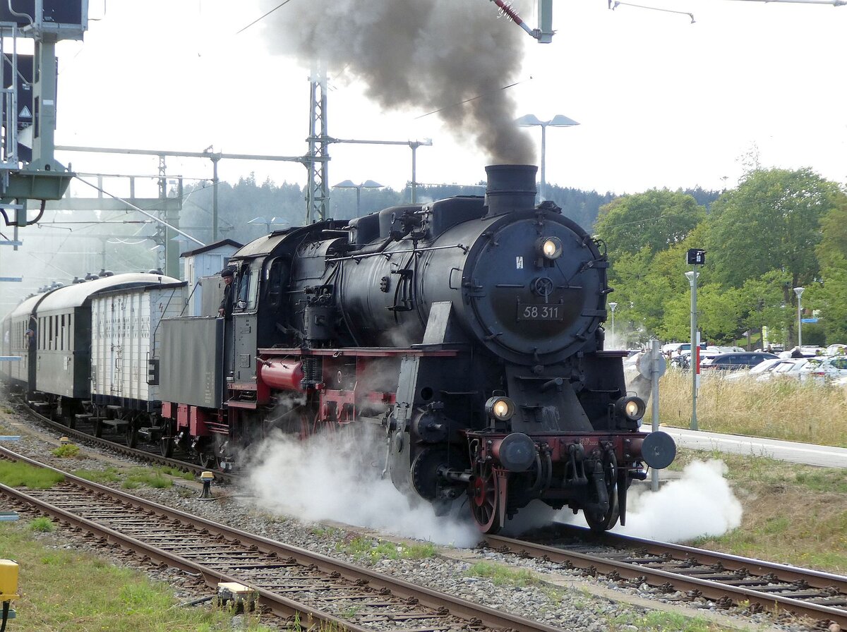 58 311 der Ulmer Eisenbahnfreunde im Einsatz mit Museumszug f�r die IG 3-Seen-Bahn auf der Strecke Titisee - Schluchsee. Der Zug verl�sst hier am 22.08.2026 den Bahnhof Titisee.