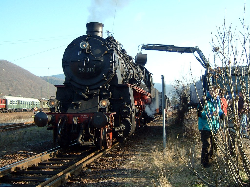 58 311 wird beim Dreikönigsdampf 2009 in Hausach bekohlt (03.01.2009)



-->Das Bild stammt noch aus meiner Anfangszeit der Eisenbahnfotografie, daher noch ein paar  Fehler  vorhanden.<--