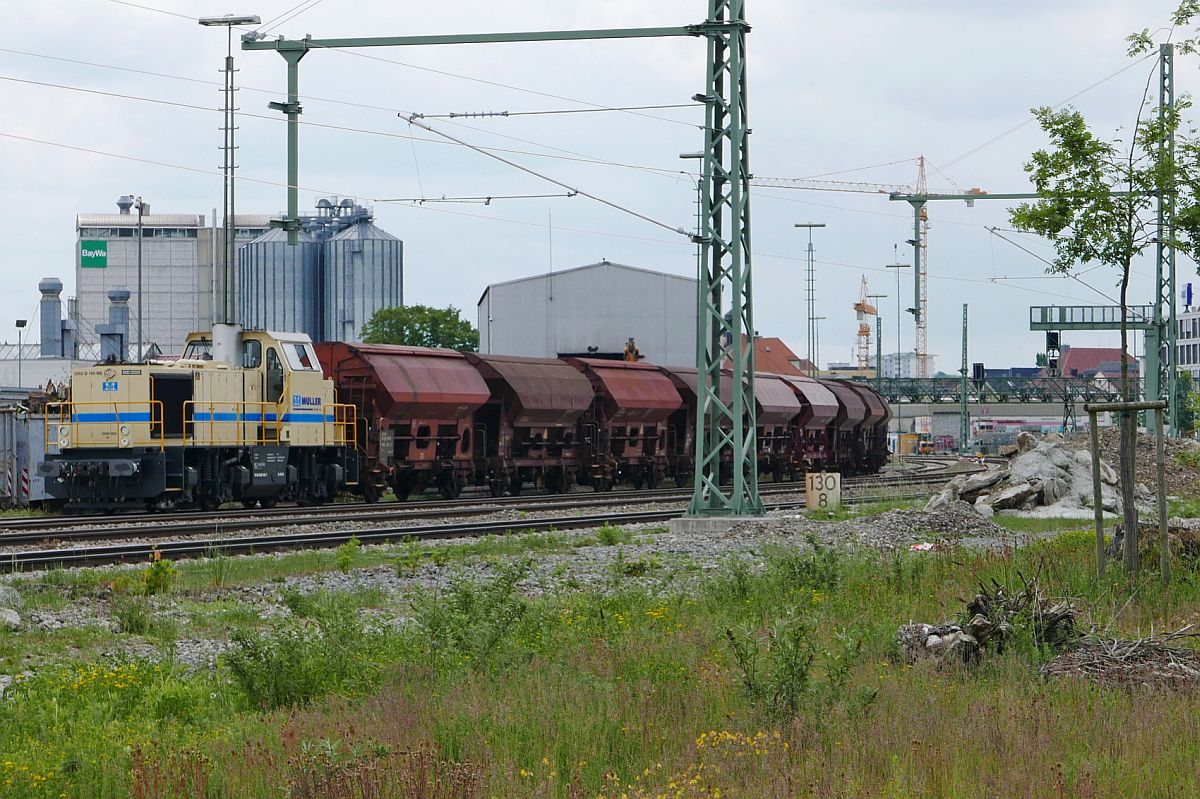 580 008-7 der M-Rail AG befindet sich mit einigen Wagen der Gattung Tds am 27.05.2019 auf Rangierfahrt im Bahnhof von Biberach (Ri).