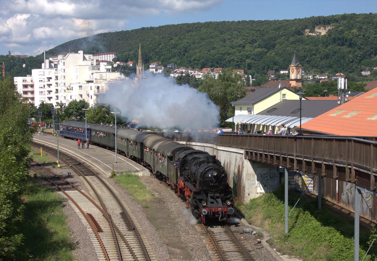 58311 verläßt mit einem Sonderzug am 31.5.2014 im Rahmen des Dampfspektakels den Bahnhof Bad Dürkheim mit Ziel Neustadt Weinstraße.