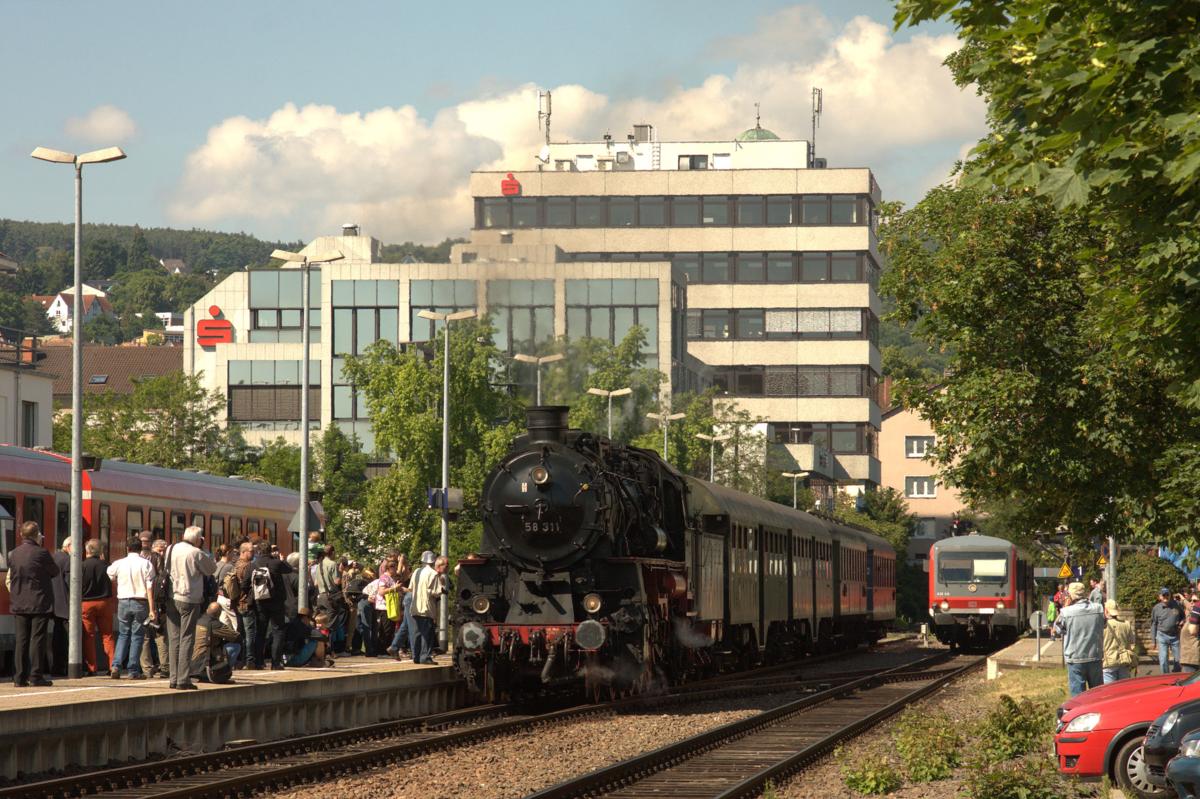 58311 wartet vor einem stilreinen Personenzug beim Dampfspektakel am 31.5.2014 auf die Abfahrt im Bahnhof Bad Dürkheim.