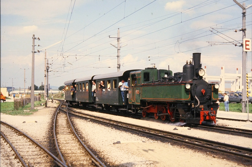 598.02 (wieder als Yv 2 bezeichnet) des Club 598 wrend der Feierlichkeiten  100 Jahre Schmalspurbahnen in sterreich  vom 11. bis 15. August 1989 im Bf. Obergrafendorf. (Diascan)