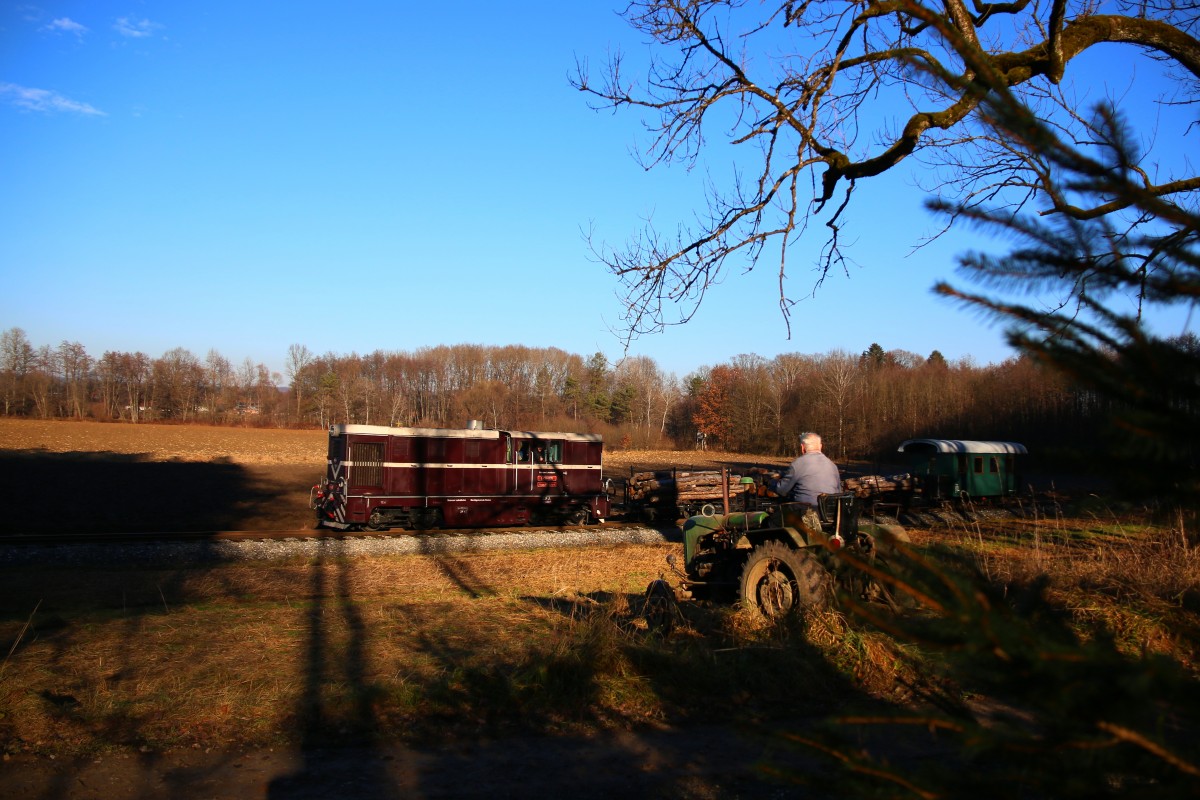 5.Dezember 2015 im Stainztal.... Kaum zu Glauben gab es an diesem tag strahlenden Sonnenschein der uns zum schwitzen brachte. L45H070 trifft einen  Uralt Traktor  kurz vor Kraubath 