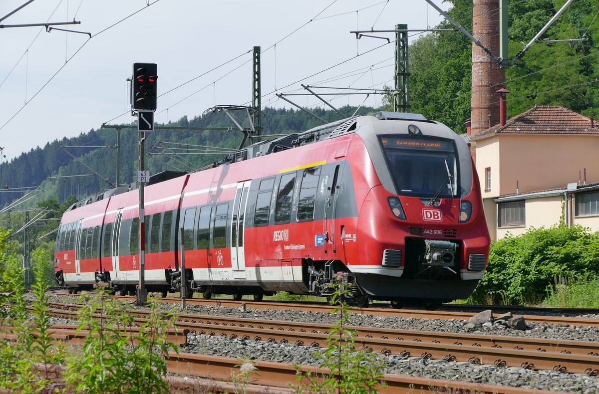 5.Juli 2018, ET 442 106 fährt als RB 59356 Bamberg - Saalfeld in den Bahnhof Kronach ein.