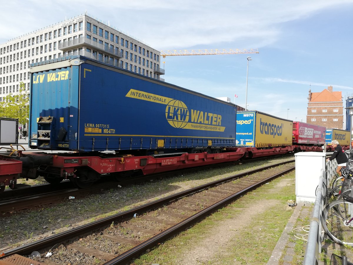 6-achs. Gelenk- Taschenwagen der DB, Sdggmrs, Wagennummer 31 TEN D-DB 80 4993 614-5. Aufgenommen in Kiel, vor dem Hbf. beim Rangieren zum Skandinavienkai.13.9.2020. Der Bahnanschluß ist erst vor einigen Jahren wieder reaktiviert worden. Hier werden Waggons im KLV be-und entladen. Sattelauflieger werden vom Wagen gehoben und dann von einer Zugmaschine  direkt in die Fährschiffe nach Götheborg (von der Bauart reine Autofähren) verfrachtet. Container werden auf einen Trailer gesetzt und auf diesem dann ebenfalls ins Schiff geschleppt.