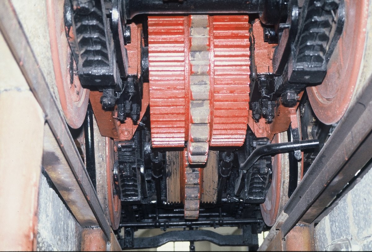 6 may 1984, 980.002 at Pietrarsa Museum, a special view of the gear wheel of this machine.