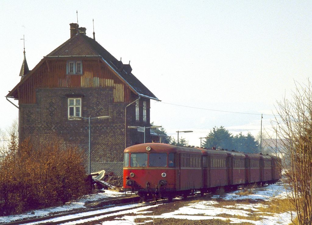 6-teilige Schienenbusgarnitur als Nahverkehrszug Korbach - Kassel, 14.03.1987