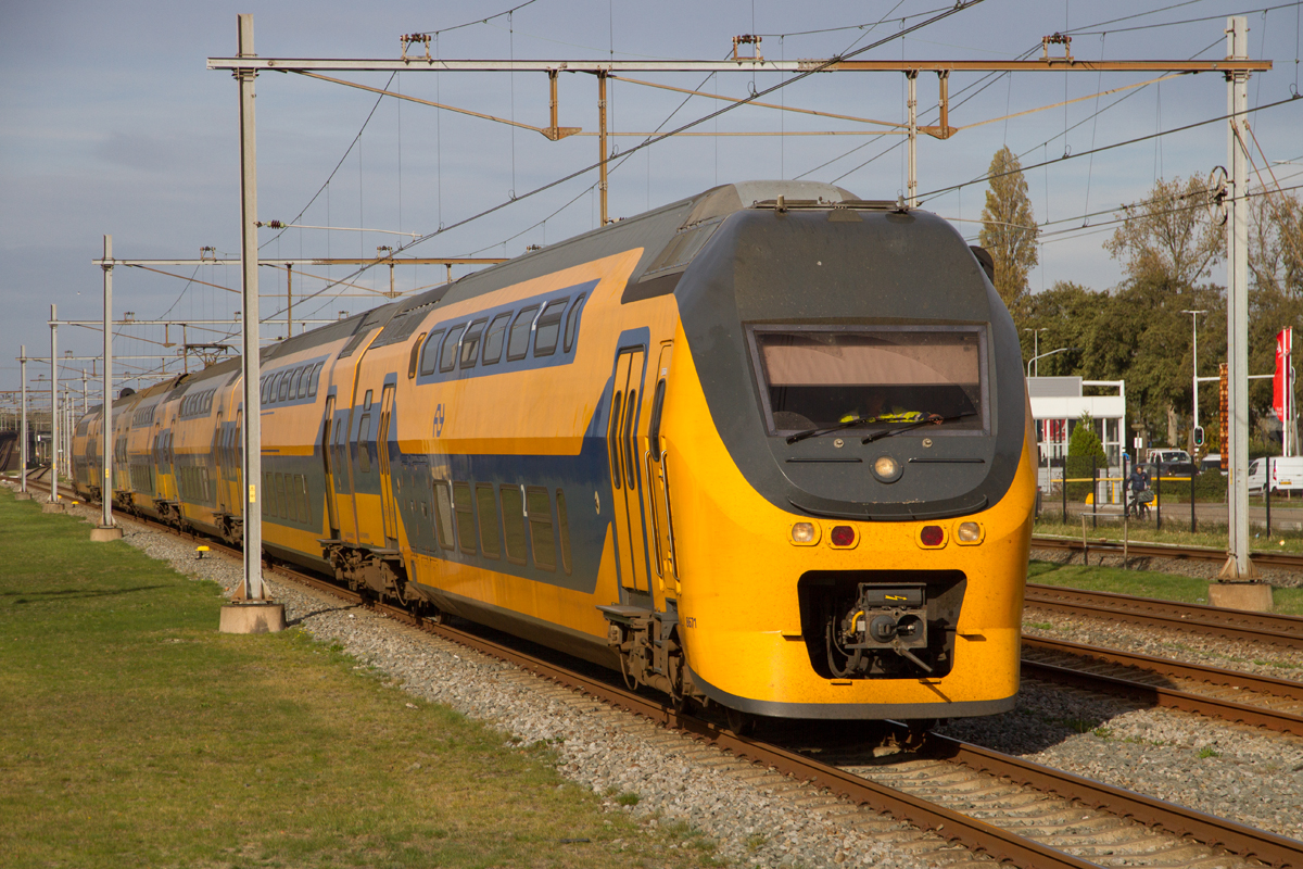 6-Teiliger VIRM Triebzug bei der Ankunft im Bahnhof Zaandam als Intercity nach Maastricht, am 03.11.2022.