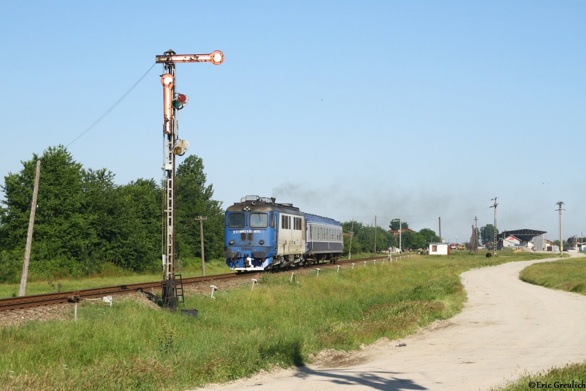 60 0637 zog am Morgen des 30.05.17 einen R von Rosiorii de Vede nach Alexandria und verlässt den Bahnhof Plosca nach erfolgreicher Zugkreuzung.