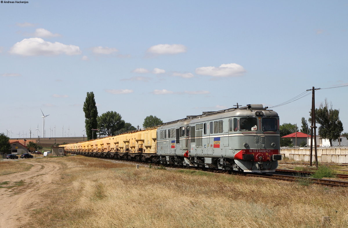 60 0971-1 und 60 1325-9 mit einem Güterzug in Mihai Viteazu 30.8.17