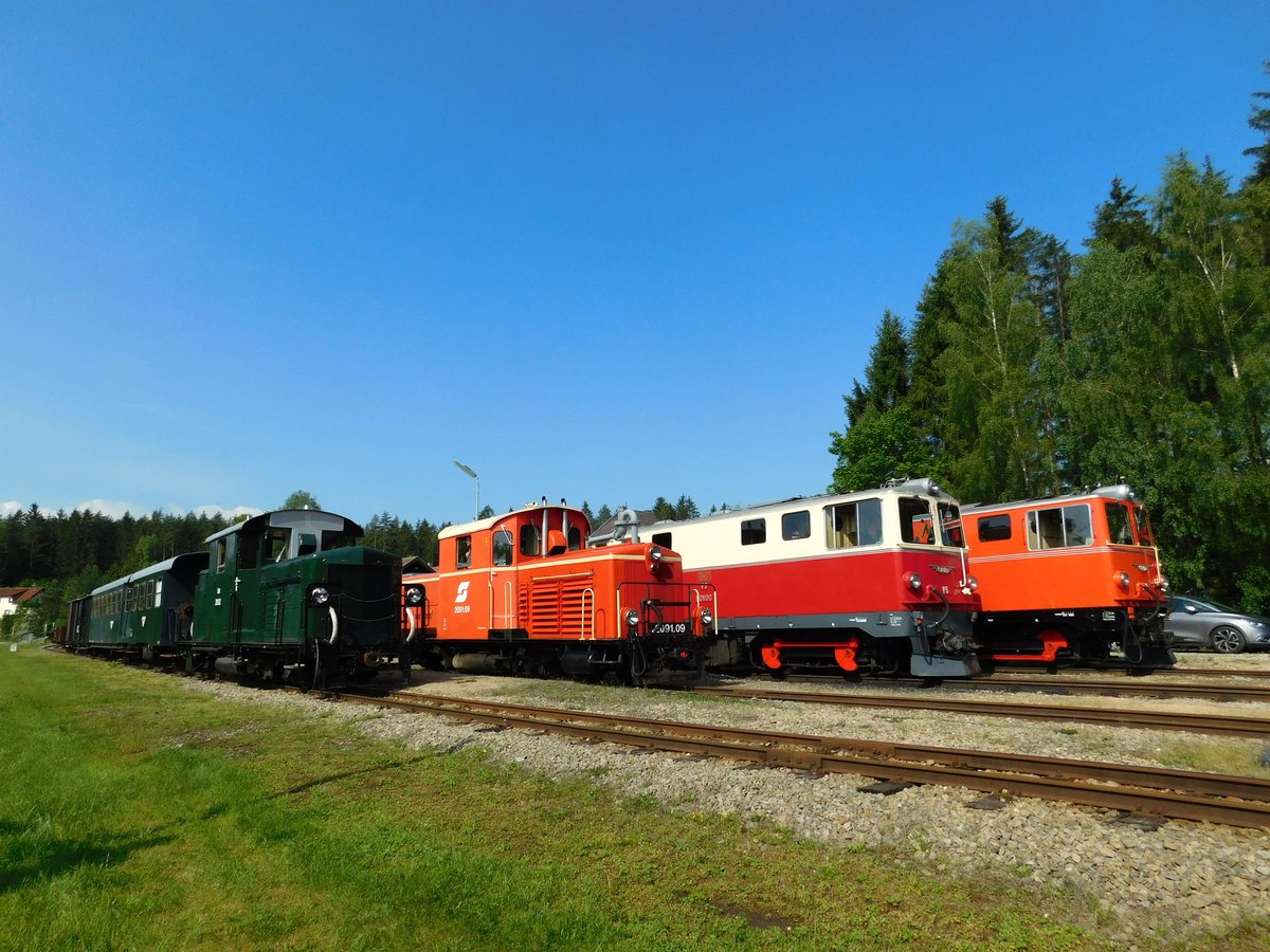  60 Jahre Diesellok 2095  Die Dieselloks der Serie 2095 feiern in 2019 ihren 60-jährigen Geburtstag. Es waren GmP-Sonderzüge mit 2095.05 und 2095.12 nach Weitra und Alt Nagelberg. Es war auch eine Lokparade mit 4 Dieselloks (2x2095 + 2x2091). Das Bild zeigt die Loks von Frosch-Perspektive. Foto: Márk Németh   Alt Nagelberg 25.05.2019.
