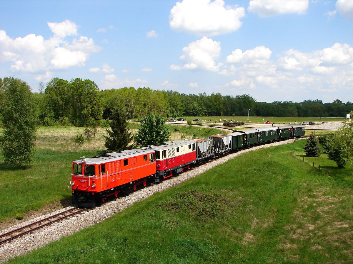  60 Jahre Diesellok 2095  Die Dieselloks der Serie 2095 feiern in 2019 ihren 60-jährigen Geburtstag. Es waren GmP-Sonderzüge mit 2095.05 und 2095.12 nach Weitra und Alt Nagelberg. Das Bild zeigt die Sonderzug nach Weitra kurz nach Gmünd.
25.05.2019.