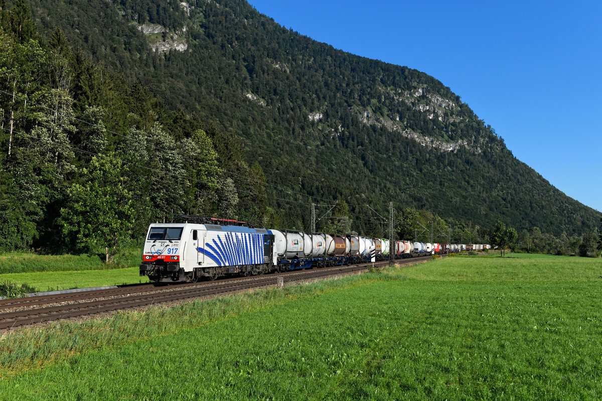 600 Minuten Verspätung ermöglichten ein Bild des DGS 43113 bei Tageslicht. Den hauptsächlich mit Tankcontainern beladenen KLV-Zug konnte ich am 21. august 2020 im bayerischen Inntal bei Niederaudorf fotografieren. Es führte das blaue Lokomotion-Zebra 189 917.
