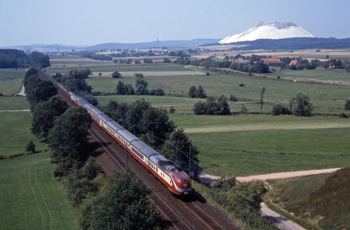 601 als Alpen-See-Express bei Neuhof mit der markanten Kaliabraumhalde (3.8.1986)