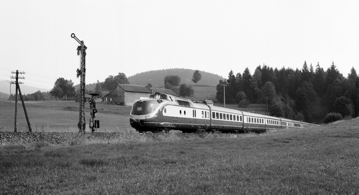 601 als Alpen-See-Express nach Bodenmais im August 1983 am Einfahrsignal Gotteszell. Während die Triebzüge in der Gegenrichtung in Zwiesel zusammengekuppelt wurden und als 20-teilige Doppeleinheit in Richtung Plattling fuhren, wurden die Züge in der Gegenrichtung nach Bodenmais und Grafenau in der Regel einzeln gefahren.