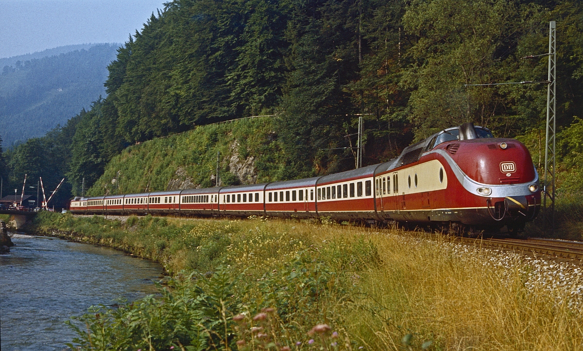 601-Triebzug als Alpen-See-Express Ruhpolding - Hamburg im August 1981 bei Eisenrzt. In Traunstein wurde er mit einer weiteren Einheit aus Berchtesgaden vereinigt.