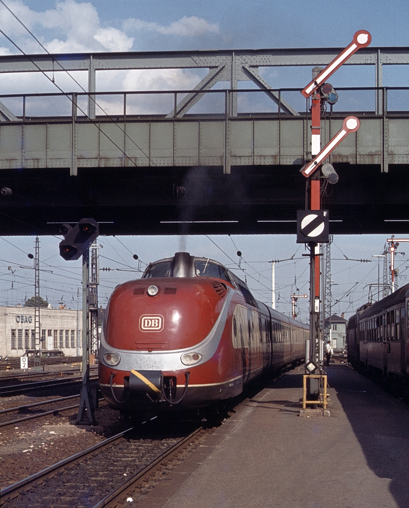 601 xxx als Alpen-See-Express von Dortmund/Hamburg nach Grafenau/Bodenmais. Regensburg Hbf, 22.8.1980.