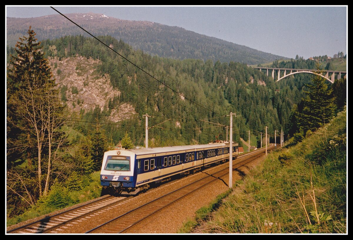 6020 105 fährt als R5205 am 17.05.2002 bei St.Jodok Richtung Brenner.