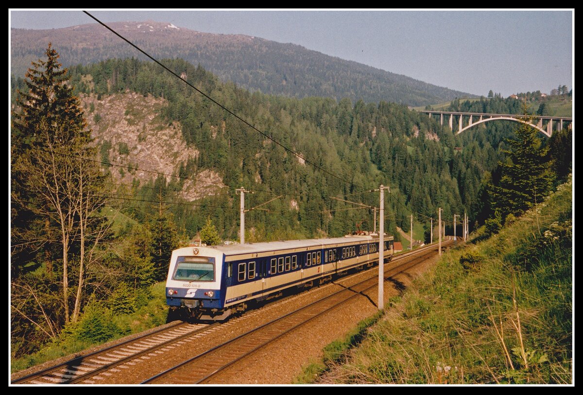 6020 105 fährt als R5205 am 17.05.2002 bei St.Jodok Richtung Brenner.