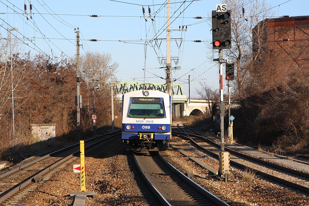 6020 210-8 am 03.Dezember 2016 bei der Hst. Siemensstrasse.