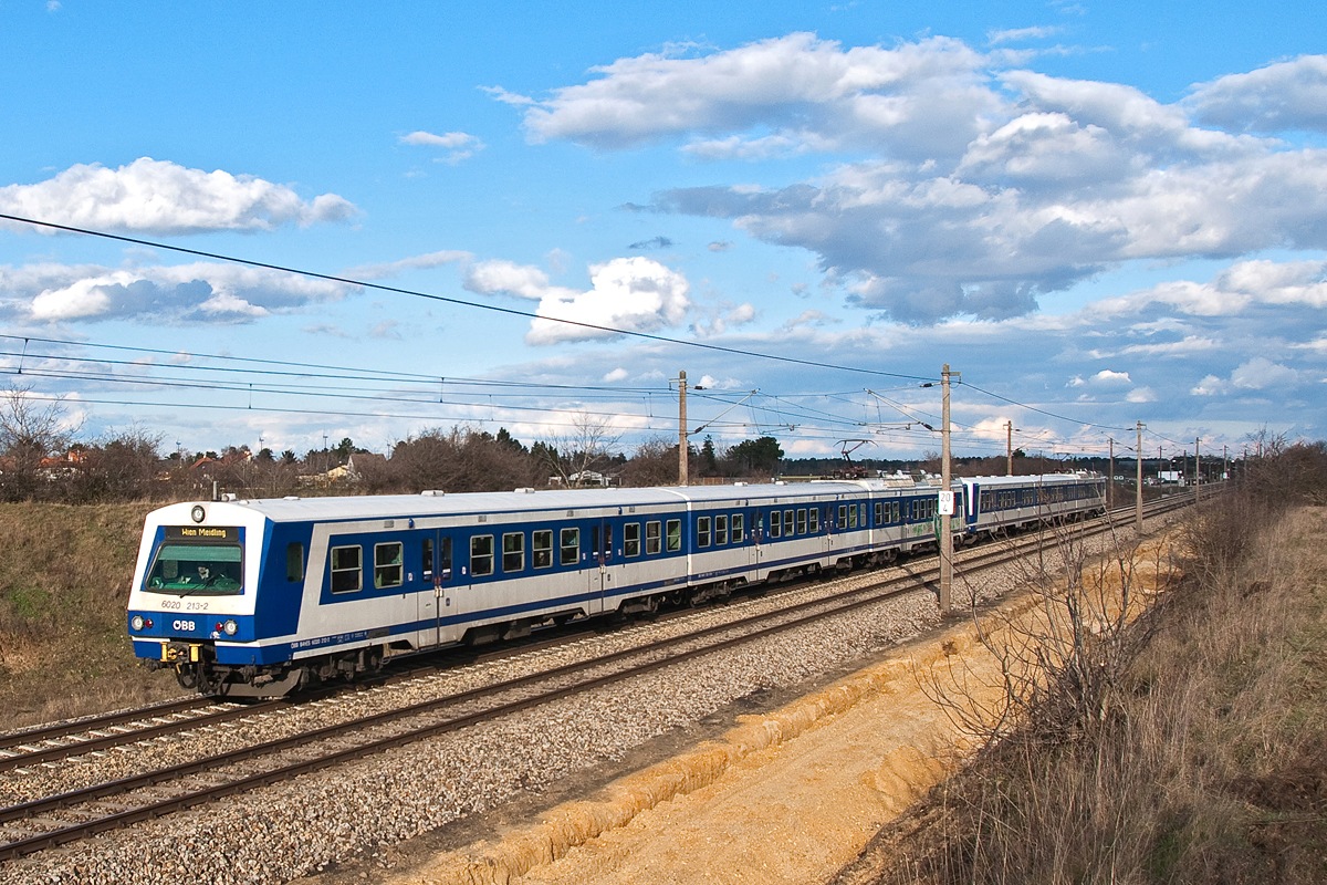 6020 213 ist mit dem Schnellbahnzug 29639 nach Wien Meidling unterwegs. Helmahof, am 24.02.2016.