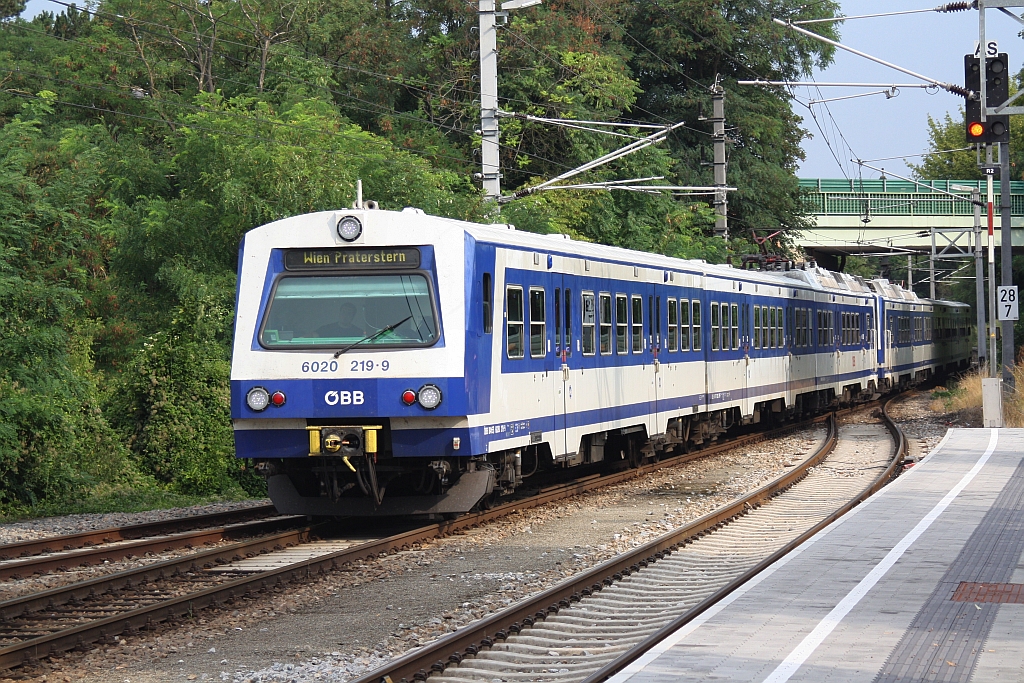6020 219-9 am 16.August 2015 als erstes Fahrzeug des S2-Zug-Nr. 29381 von Mistelbach/Zaya nach Praterstern bei der Einfahrt in den Bf. Wolkersdorf