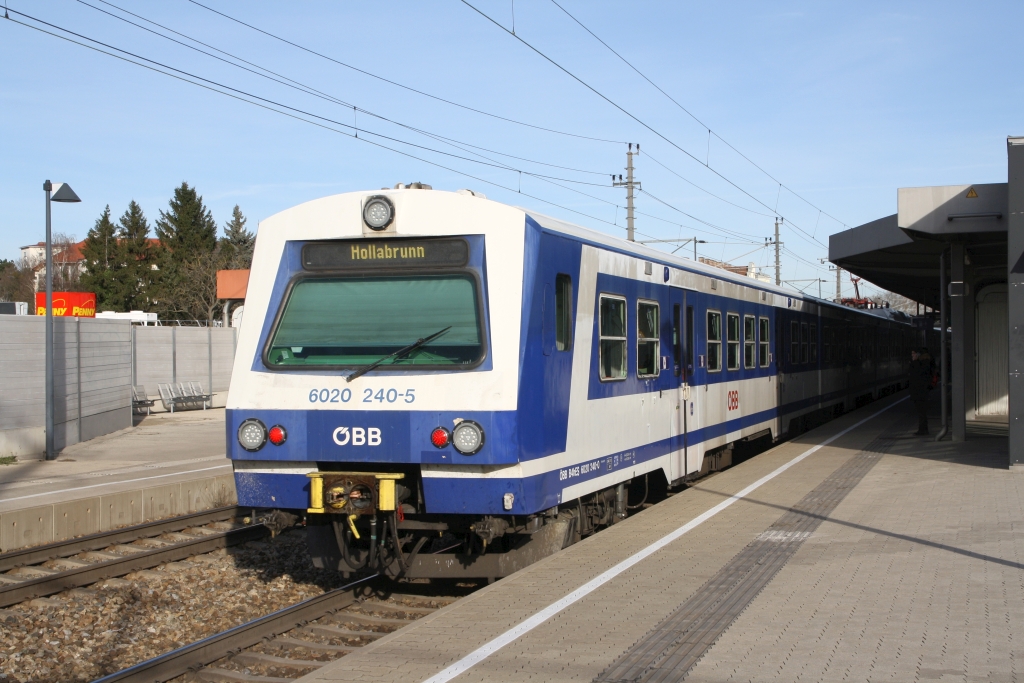 6020 240-5 am 08.Dezember 2019 in der Haltestelle Atzgersdorf.