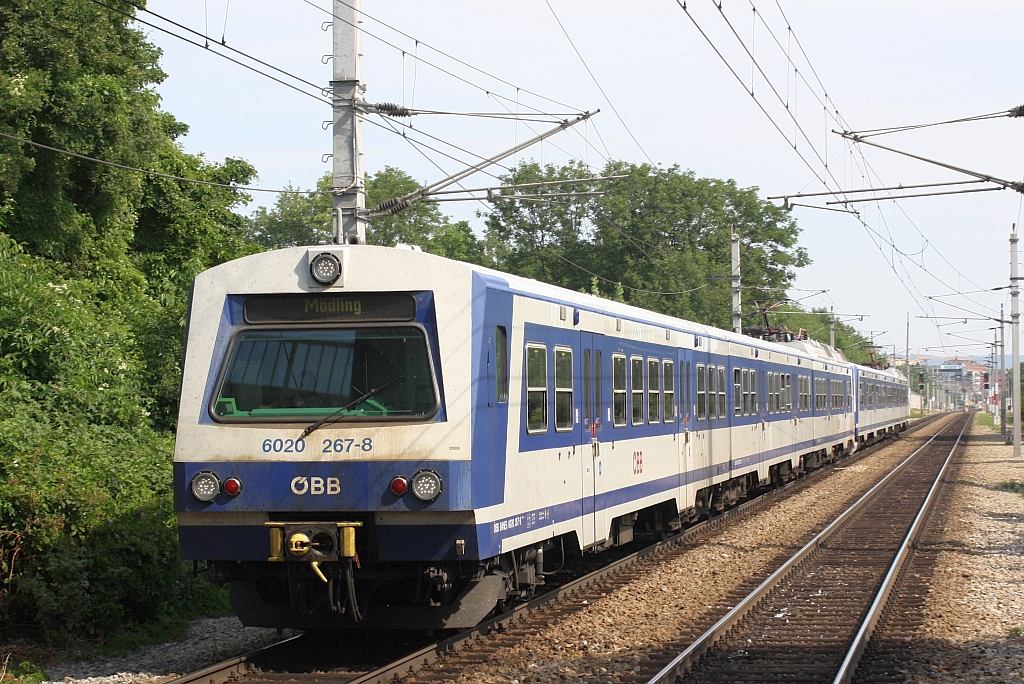 6020 267-8 am 05.Juli 2015 als erstes Fahrzeug des S2-Zug-Nr. 29367 von Wolkersdorf nach Mödling bei Perchtoldsdorf.