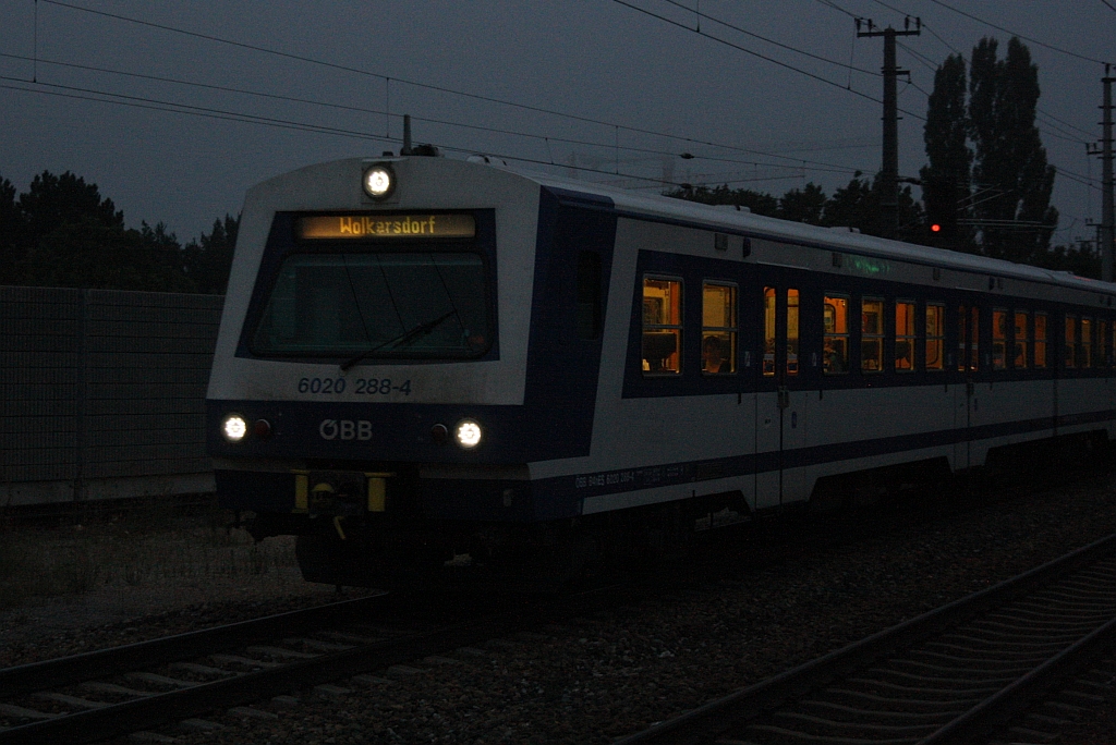 6020 288-4 am 12.September 2015 um 06:19 als erstes Fahrzeug des S2-Zug-Nr. 24258 in Atzgersdorf.