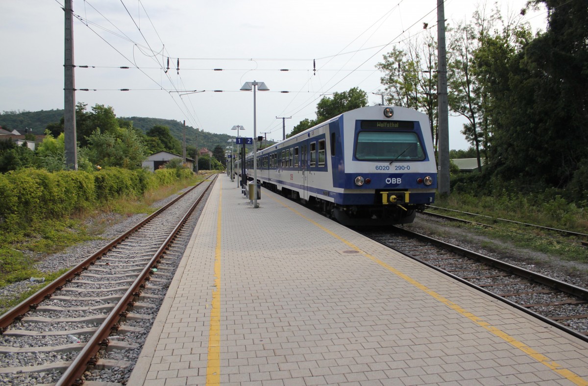 6020 290 0, eine Garnitur der Wiener S 7 im Bahnhof Hainburg a.d. Donau Kulturfabrik bei Km 50,2 auf dem Weg nach Wolfsthal,Juli 2012