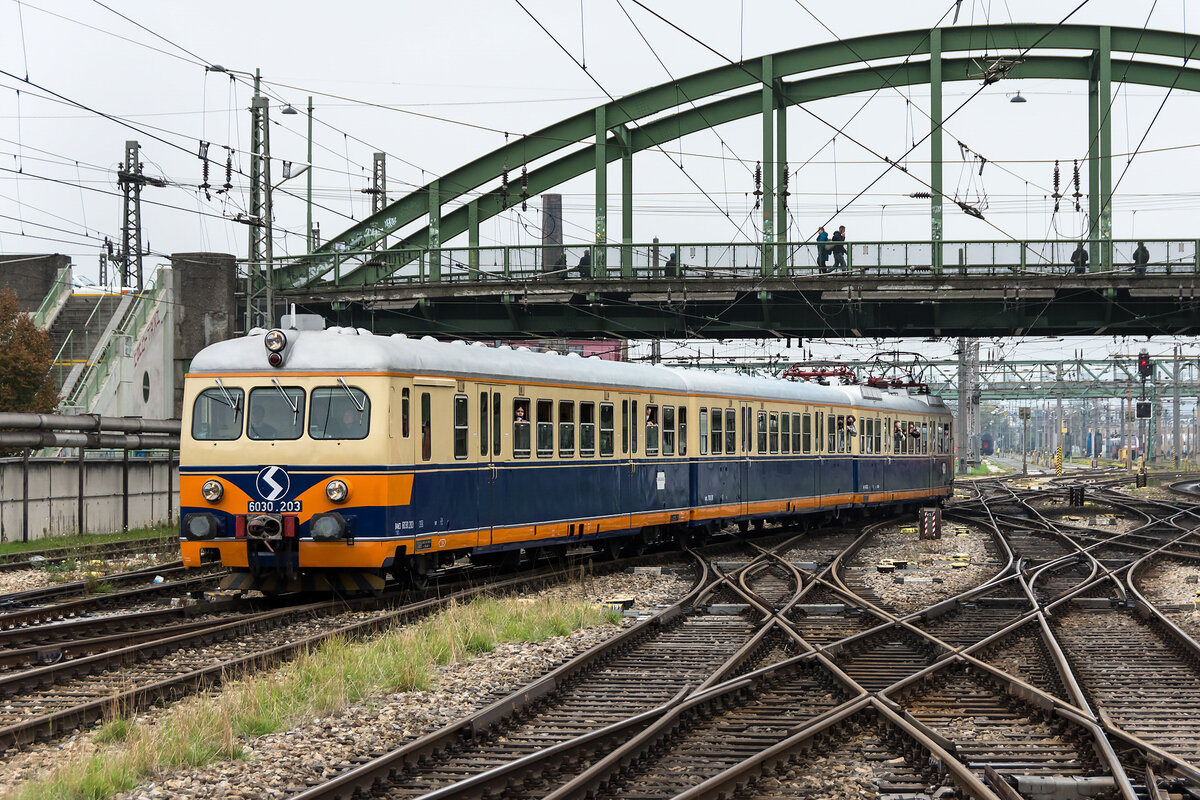 6030.203 anläßlich zu den Sonderfahrten  60 Jahre Wiener Schnellbahn  bei der Einfahrt in Wien Westbahnhof, am 29.10.2022.