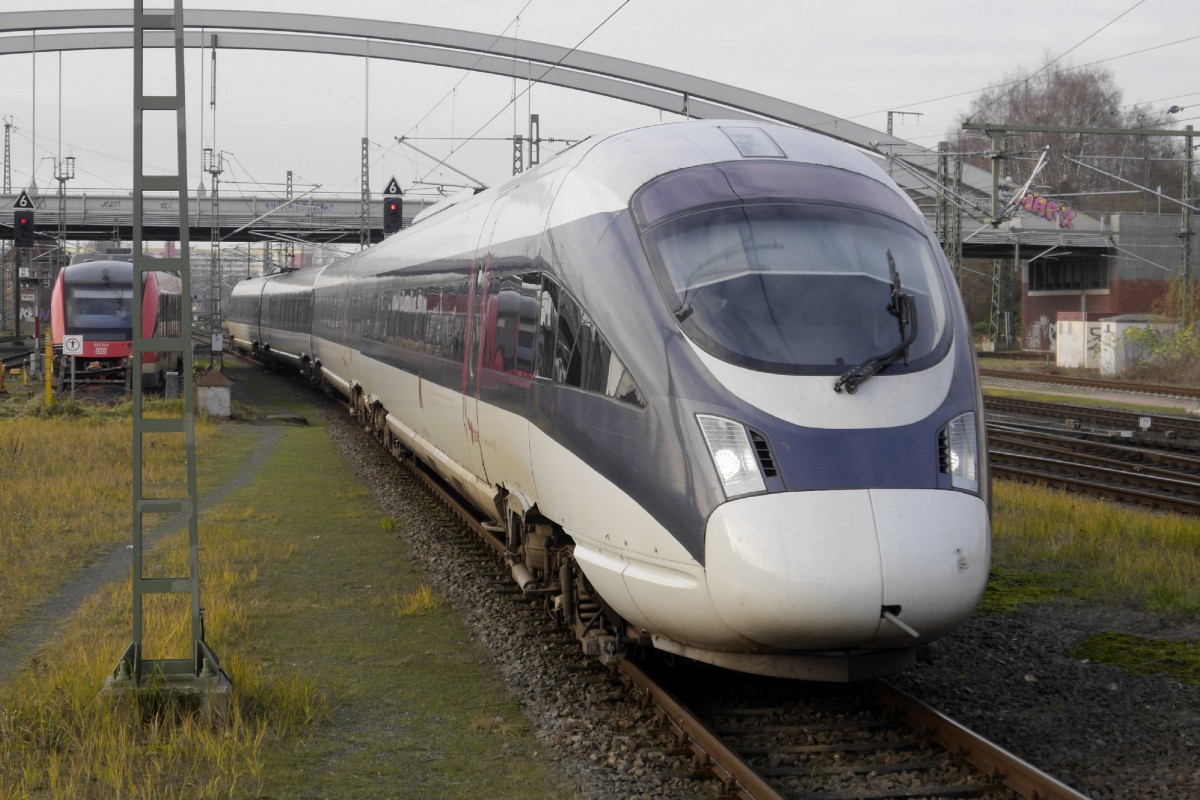 605 006 auf dem Weg nach Kopenhagen bei der Einfahrt in Lübeck (2.12.15). Auch diese Ära geht zu Ende.