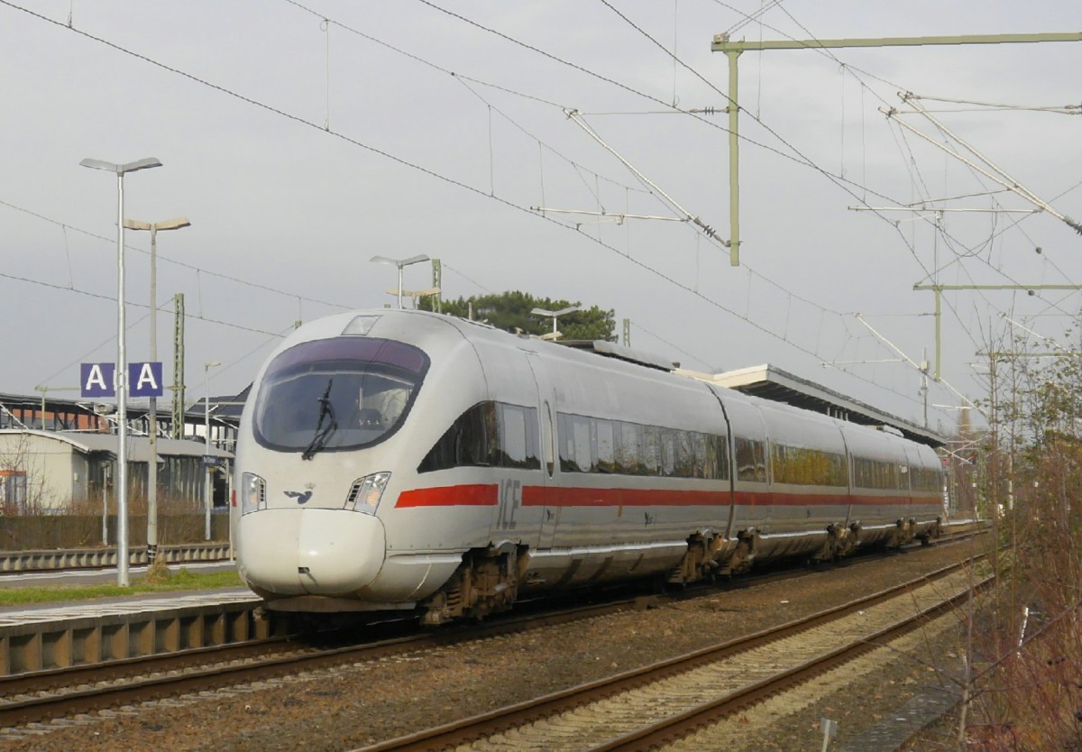 605 007 fährt immer noch als ICE nach Kopenhagen, obwohl die Züge  Nur  als EC geführt werden. Hier bei der Durchfahrt in Bad Oldesloe am 3.12.15.