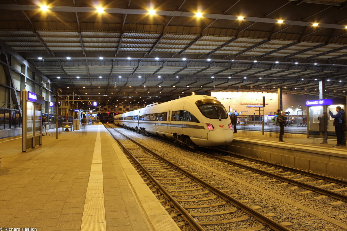 605 017 steht am Abend des 21.12.2018 im Chemnitzer Hauptbahnhofs.