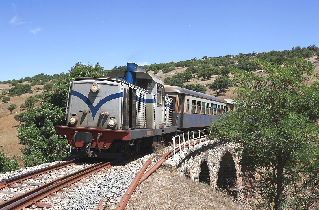 607 mit einem Touristik Zug des Trenino Verde Programms bei Serri, kurz vor Erreichen des Zielbahnhofs Mandas nach über fünf Stunden Fahrt ab Arbatax. 24.08.2014.

