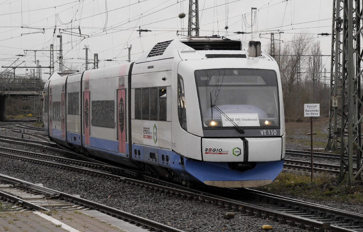 609 110 schlängelt sich, von Kaarst kommend, am Premierentag in den Neusser Hauptbahnhof. Seit dem 21.12.2020 wird die S 28 durchgehend von Wuppertal bis Kaarst befahren, und so kommen die Integrale jetzt auch ins Linksrheinische.