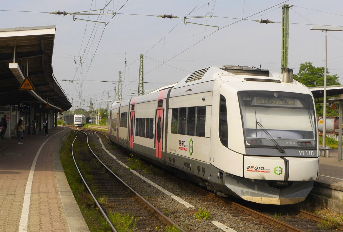 609 110 wartet in Neuss Hbf auf den Gegenzug aus Kaarst (im Hintergrund: 609 114), 25.6.21. Der eingleisige Abschnitt Neuss - Kaarst mit nur einer Begegnungsstelle ist einer der neuralgischen Punkte, die für die neuerdings sehr häufige Verspätung der S 28 verantwortlich sind.