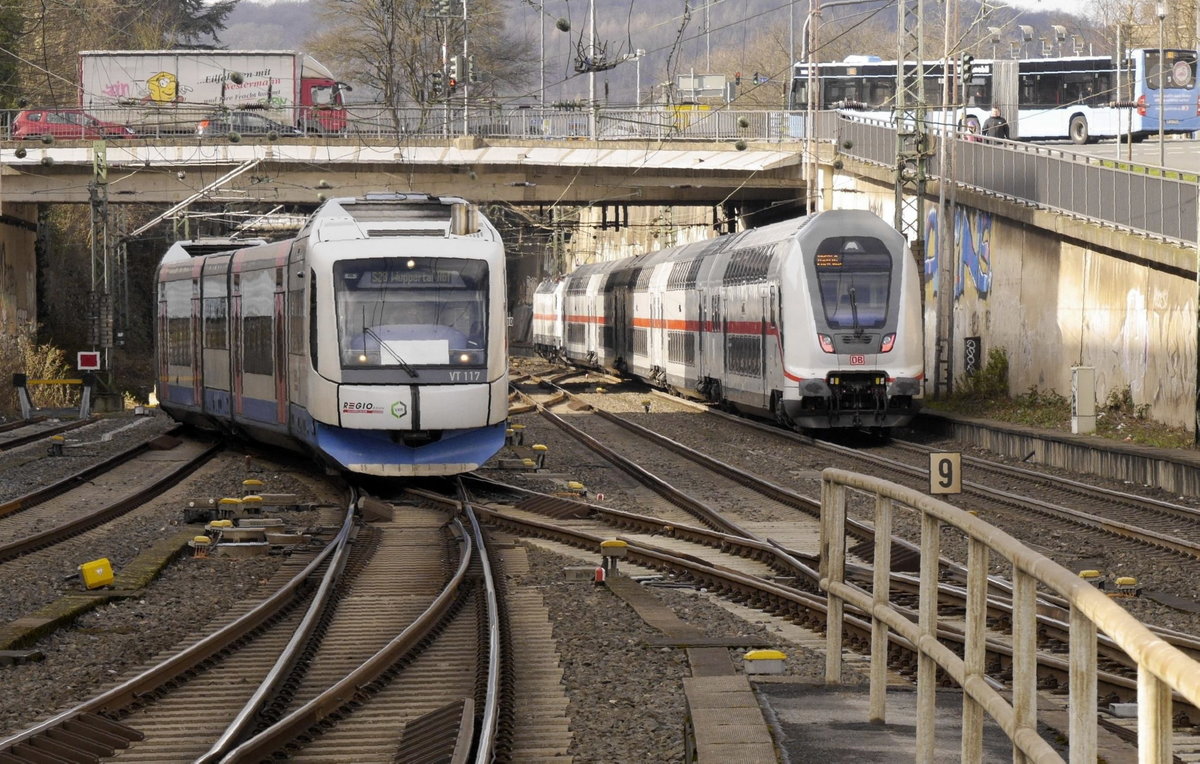 609 117 fährt als S 28 der Regiobahn in Wuppertal Hbf ein (19.3.21). Fast alle Umläufe der Regiobahn sind inzwischen auf Integral umgestellt. Die Talente sind von der Bildfläche verschwunden.
