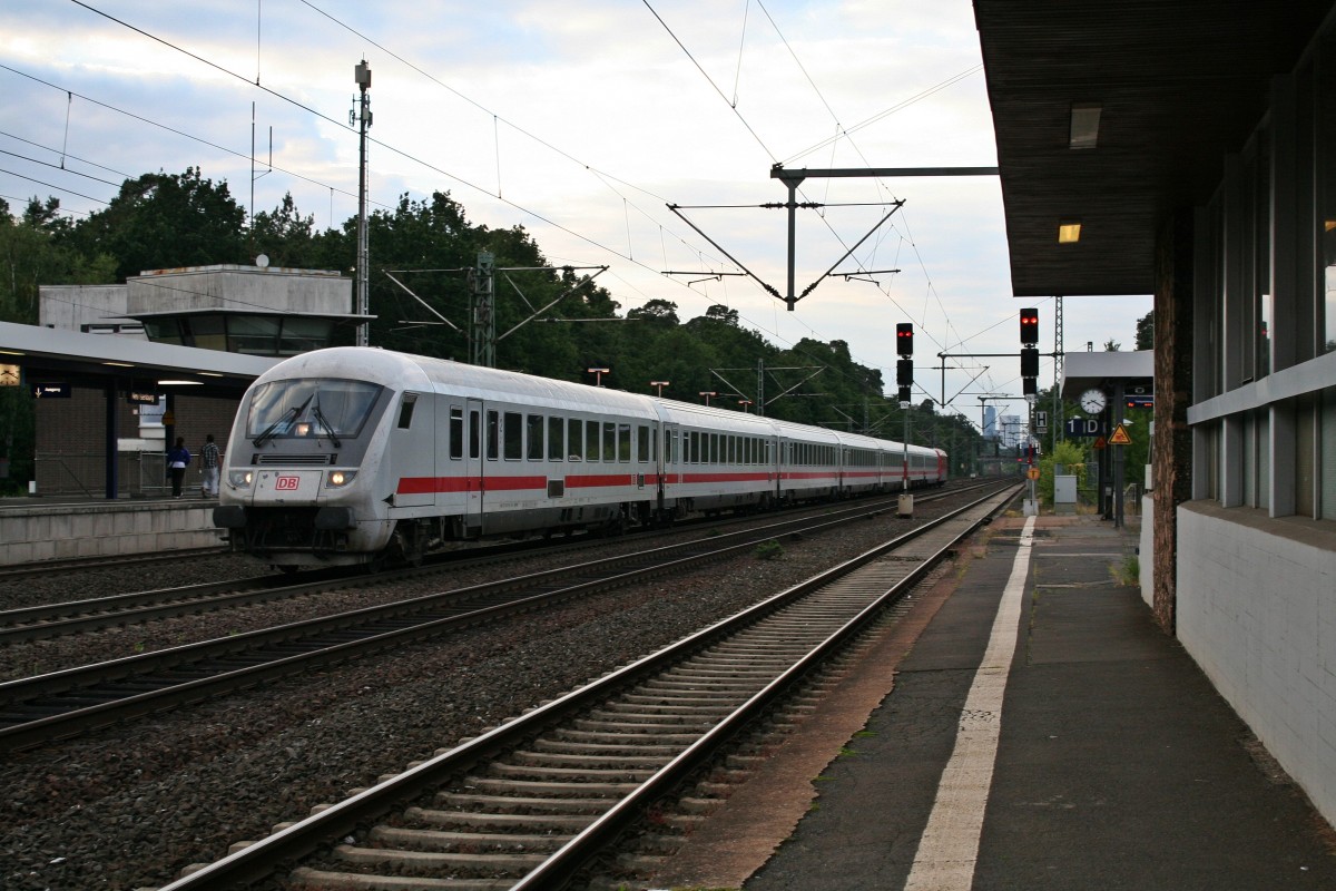 61 80 80-91 101-8 an der Spitze eines IC's nach Karlsruhe am Abend des 20.06.14 in Neu-Isenburg.
Schublok war 101 119-6.