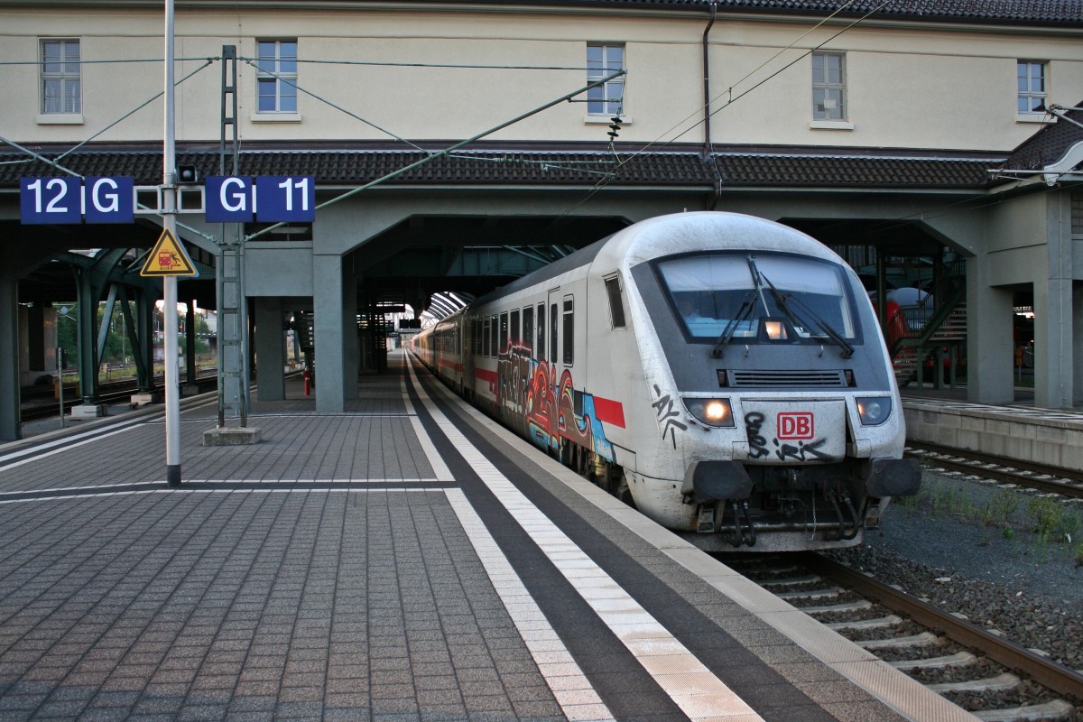 61 80 80-91 117-4 als Steuerwagen im IC 2385 nach Karlsruhe am Abend des 23.08.13 bei der Ausfahrt aus Darmstadt Hbf. Schublok war an diesem Tag die 101 138-6.