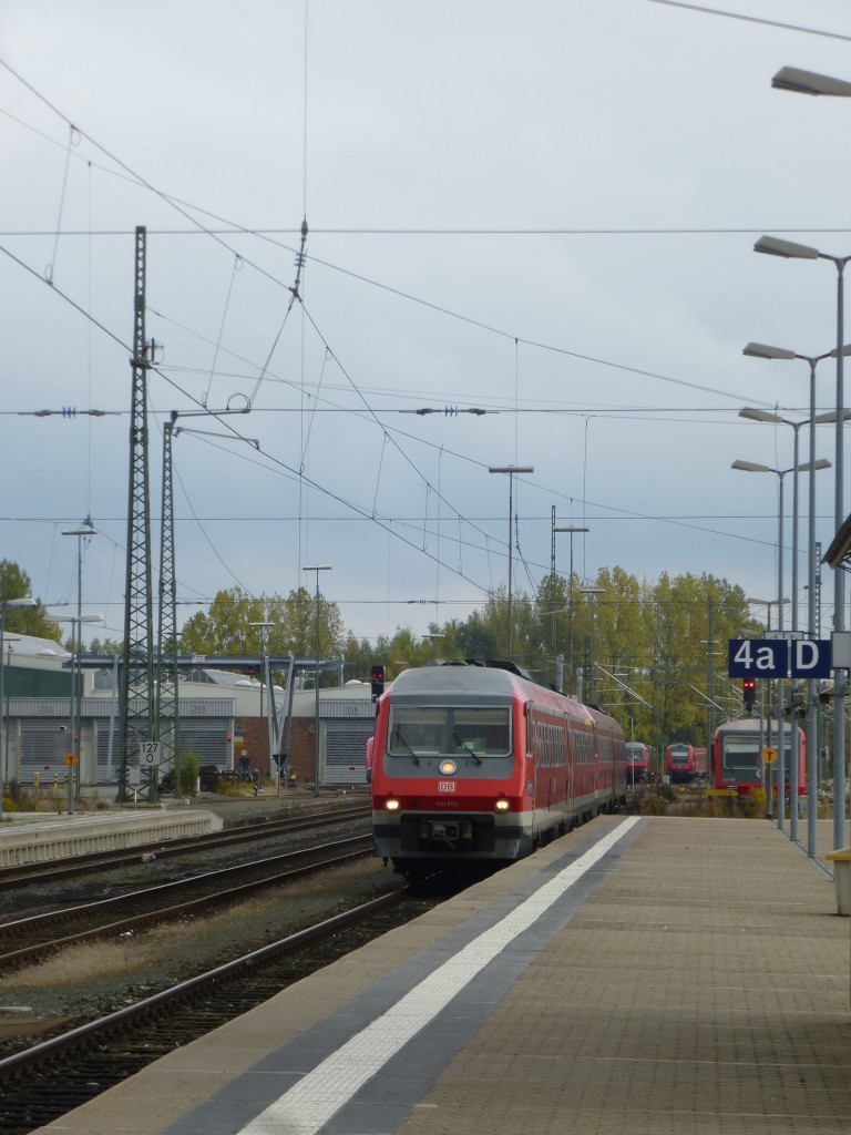 610 004 und 610 019 haben hier am 12.10.2013 als RE3696 aus Regensburg Einfahrt in den Hofer Hbf.