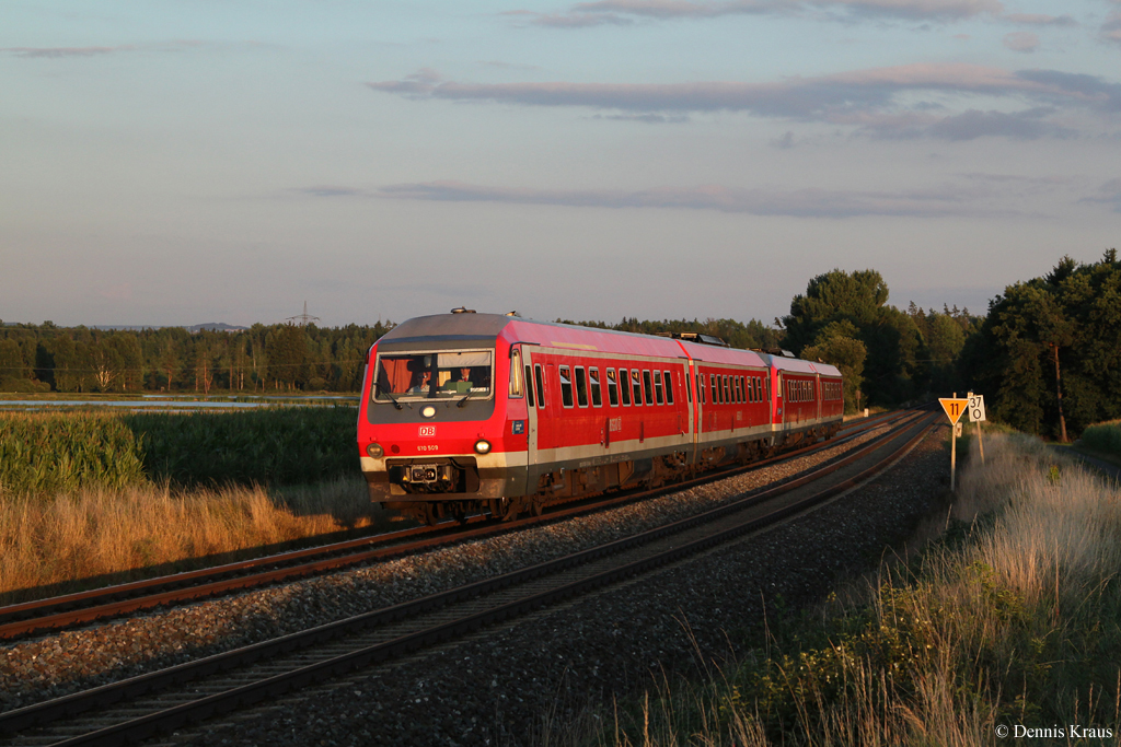 610 009 + 013 als RE 3698 am 14.08.2013 im allerletzten Licht bei Oberteich.