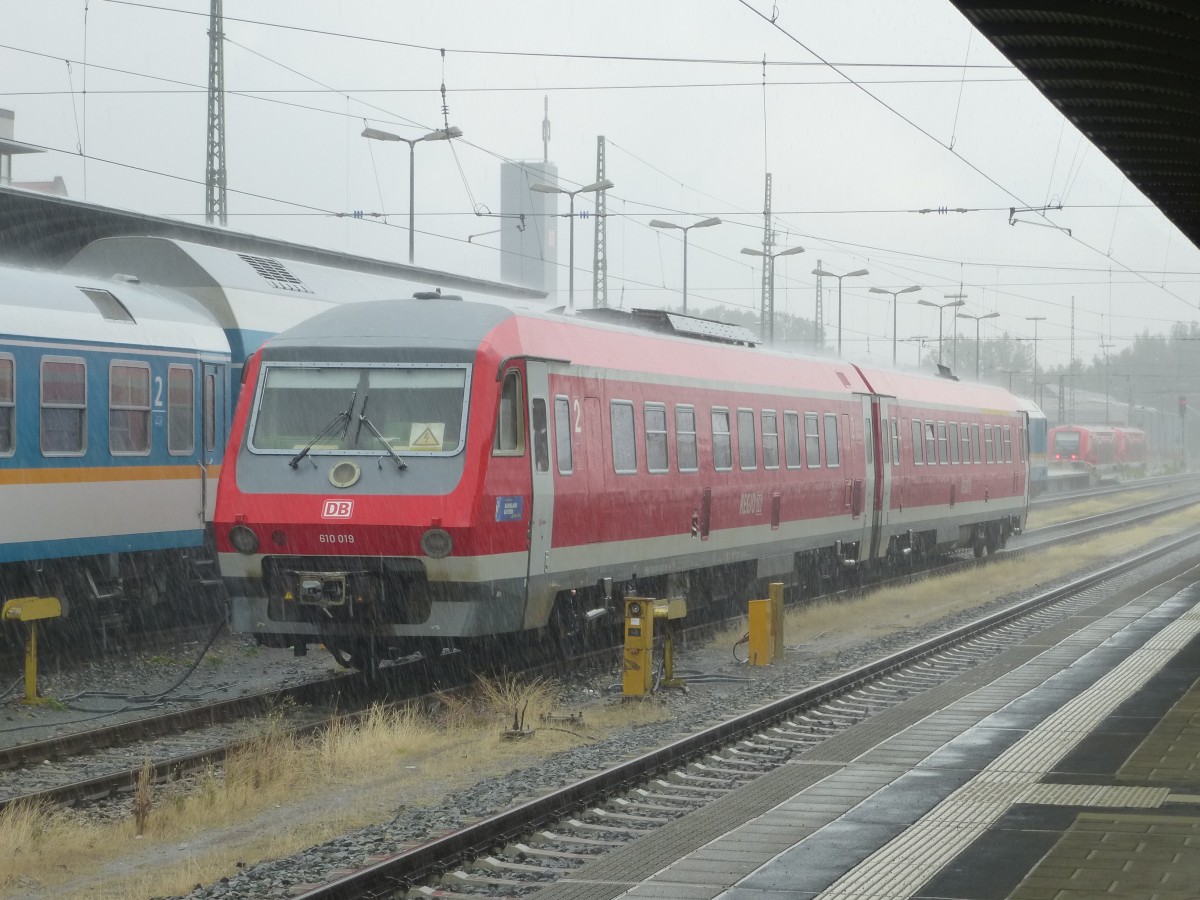 610 019 stand hier am verregneten 05.08.2014 im Hofer Hbf.