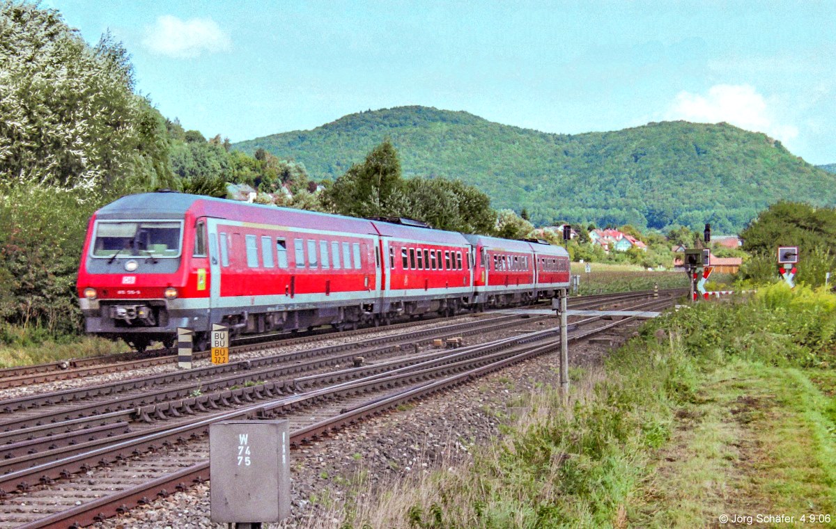 610 515 �berquerte am 4.9.06 den Bahn�bergang 2 km �stlich von Hersbruck. Das Gleis im Vordergrund f�hrt nach Pommelsbrunn.
